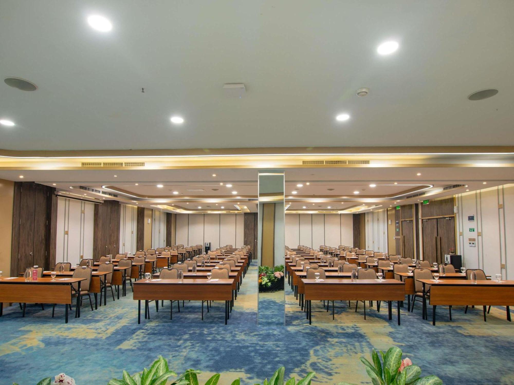 Отель Ibis Bandung Pasteur Экстерьер фото