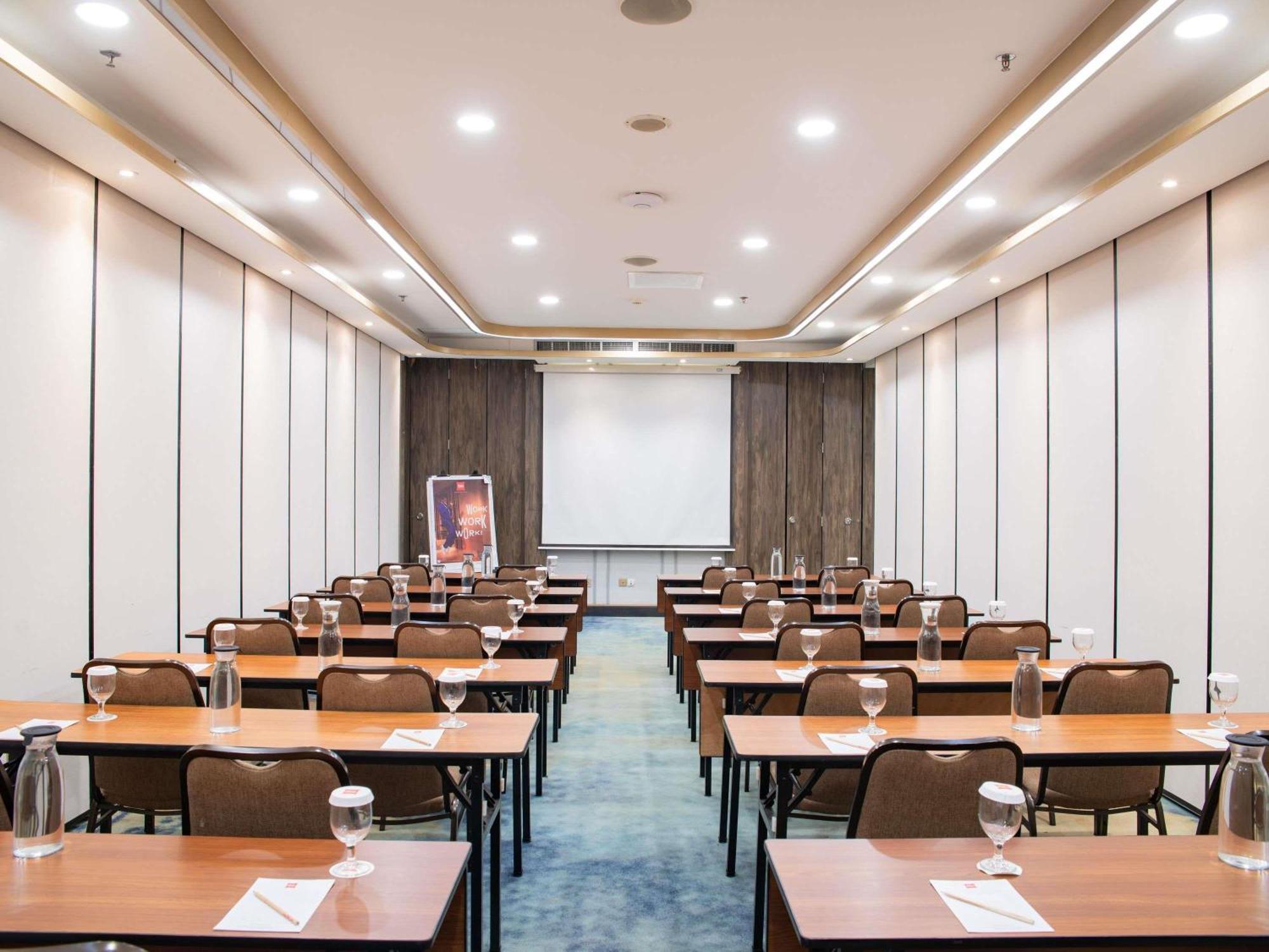 Отель Ibis Bandung Pasteur Экстерьер фото