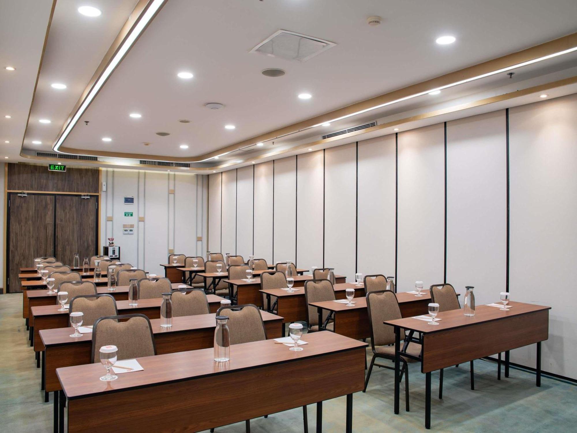 Отель Ibis Bandung Pasteur Экстерьер фото