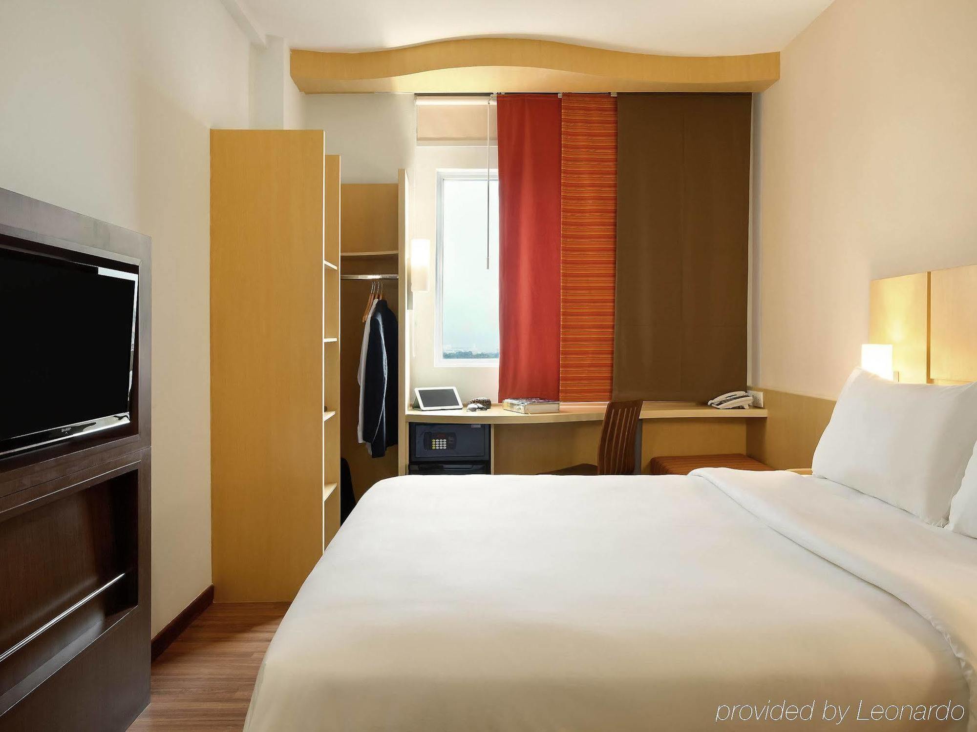 Отель Ibis Bandung Pasteur Экстерьер фото